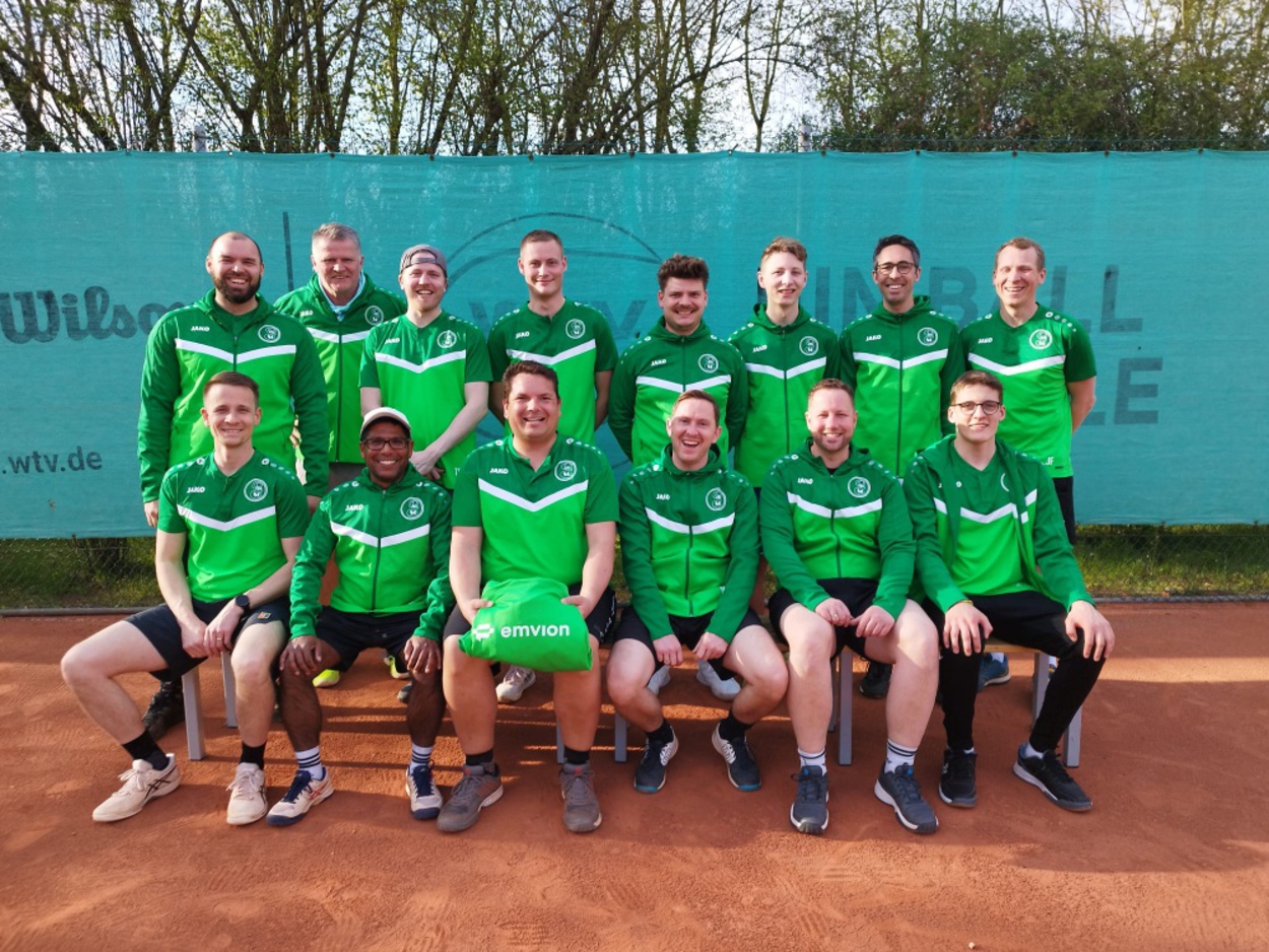 Digital-Experten unterstützen Lokalsport: Tennis-Herren präsentieren sich im „Emvion-Look“